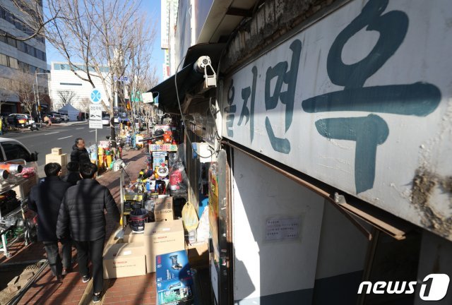 지난해 1월 서울 중구 ‘을지면옥’ 앞으로 시민들이 드나들고 있다.  2019.1.17/뉴스1 © News1