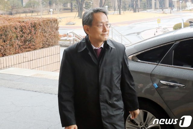 검찰인사위원회 위원장인 이창재 변호사가 8일 오전 경기도 과천정부청사 법무부에서 열리는 검찰인사위원회 회의에 참석하기 위해 청사로 향하고 있다. © News1