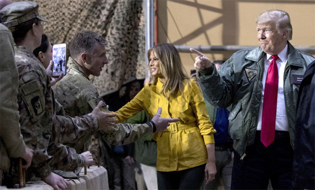 도널드 트럼프 미국 대통령과 부인 멜라니아 여사가 2018년 12월 이라크 알아사드 기지를 방문해 장병들과 인사를 나누고 있는 모습. AP 뉴시스