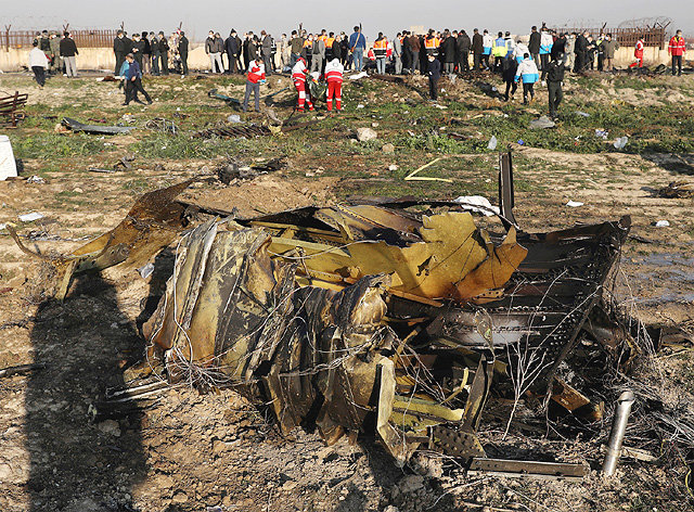 형체 알아볼 수 없는 비행기 잔해 8일 이란 테헤란 이맘호메이니 국제공항에서 우크라이나항공 여객기가 이륙 직후 추락해 탑승객 176명이 모두 사망했다. 사고 현장에 널린 잔해가 당시의 처참한 상황을 보여준다. 테헤란=AP 뉴시스