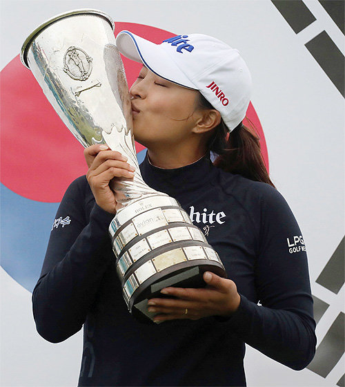 여자 골프 세계 랭킹 1위 고진영이 8일 미국골프기자협회(GWAA) ‘2019 올해의 선수상’ 수상자로 선정됐다. 사진은 지난해 메이저대회 에비앙 챔피언십에서 우승한 뒤 트로피에 입을 맞추는 모습. AP