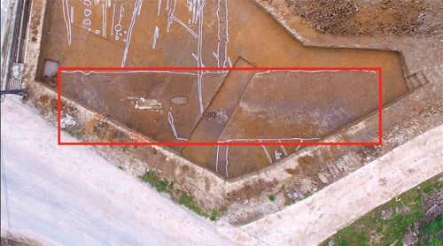 전북 익산시 왕궁리 유적 근처에서 발견된 백제시대 왕경 도로(빨간색 실선 안). 도로 위쪽에 세로로 그어진 하얀 실선들은 수레바퀴 자국이다. 문화제청 제공