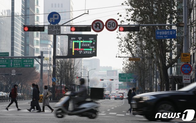 지난해 12월 서울 강남대로에 자동차 제한속도 50km를 알리는 표지판이 설치되어 있다.  2019.12.22/뉴스1 © News1