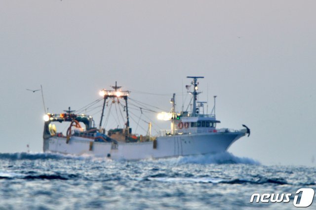 조업을 마친 원양어선이 경북 포항시 남구 구룡포 항으로 들어오고 있다.  © News1
