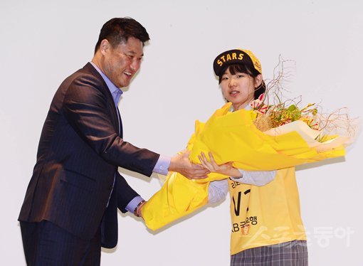 9일 인천 서구 하나 글로벌캠퍼스에서 ‘2019-2020 WKBL 신입선수 선발회‘가 열렸다. KB 안덕수 감독이 1라운드 1순위로 지명한 허예은에게 꽃다발을 전해주고 있다. 인천｜주현희 기자 teth1147@donga.com