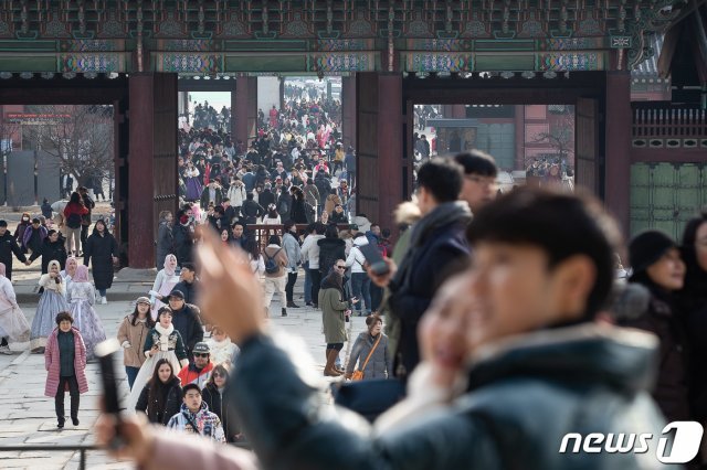 2020년 새해 들어 첫 주말인 5일 서울 경복궁 경내가 시민들과 관광객들로 붐비고 있다. 2020.1.5/뉴스1 © News1