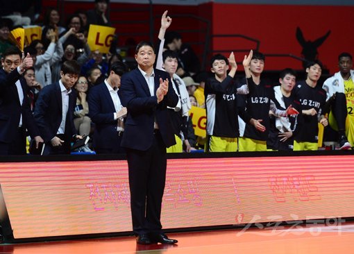 9일 고양체육관에서 열린 ‘2019-2020 현대모비스 프로농구‘ 고양 오리온과 창원 LG의 경기에서 LG 현주엽 감독이 선수들을 향해 박수치고 있다. 고양｜주현희 기자 teth1147@donga.com