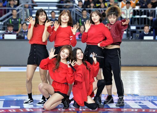 2019∼2020시즌 여자프로농구 올스타전이 12일 부산 BNK센터에서 열린다. 부산에서 열리는 첫 올스타전에 맞게 역대 최초로 농구팬이 각 팀의 12번째 선수로 경기에 나서는 등 다양한 이벤트가 마련됐다. 2018∼2019시즌 올스타전에서 그룹 라임소다와 함께 공연한 신지현, 홍소리, 이주연, 나윤정(뒷줄 왼쪽 위부터). 스포츠동아DB