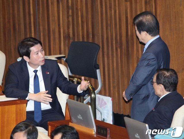 이해찬 더불어민주당 대표와 이인영 원내대표가 9일 오후 서울 여의도 국회 본회의장에서 당 의원들과 대화를 하고 있다. 이날 국회는 제374회 (임시회) 제2차 본회의를 열고 198건의 민생법안을 의결할 예정이다. 2020.1.9/뉴스1 © News1