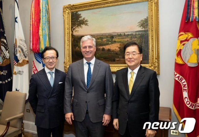 정의용 국가안보실장(오른쪽)과 로버트 오브라이언 미국 백악관 국가안보보좌관(가운데), 기타무라 시게루 일본 국가안보국장이 8일(현지시간) 백악관에서 열린 한미일 고위급 안보협의에 앞서 기념사진을 찍고 있다. (백악관 국가안전보장회의(NSC) 트위터)