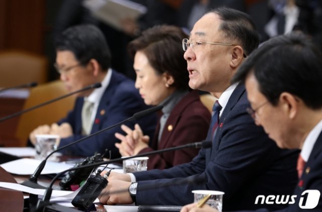 홍남기 경제부총리 겸 기획재정부 장관이 10일 오전 서울 종로구 정부서울청사에서 열린 중동상황 관련 관계장관회의에서 모두발언을 하고 있다. 뉴스1