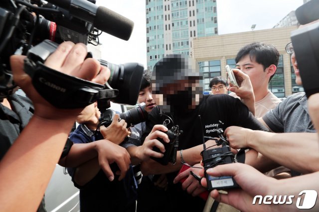 홍대 거리에서 일본인 여성들에게 욕설을 하며 행패를 부린 A씨가 24일 오후 서울 마포경찰서에서 조사를 마친 후 나서고 있다. © News1