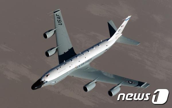 북한이 크리스마스 도발을 예고한 가운데 미국의 정찰기가 22일 한반도 상공을 비행하며 대북 정찰 임무를 수행했다. 사진은 미공군정찰기 리벳 조인트(RC-135W)의 모습. (뉴스1 DB) 2019.12.22/뉴스1