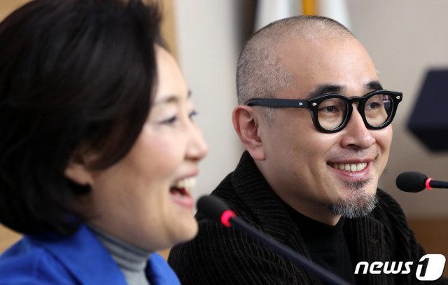 서울 종로구 정부서울청사 별관에서 열린 ‘K-스타트업 위크 컴업 2019’(K-Startup Week ComeUp 2019) 기자회견에서 민간 조직위원장인 김봉진 우아한형제들 대표가 주요 프로그램을 소개하고 있다. 왼쪽은 박영선 중소벤처기업부 장관. © News1