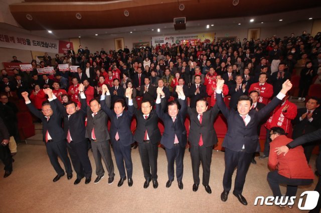 황교안 자유한국당 대표와 주요 당직자들이 10일 경남 창원대학교 종합교육관에서 열린 ‘자유한국당 경남도당 신년인사회’에서 손을 맞잡고 인사를 하고 있다. 2020.1.10/뉴스1 © News1