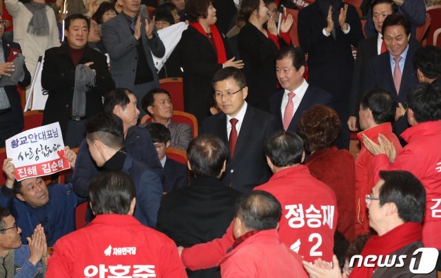 황교안 자유한국당 대표가 10일 경남 창원대학교 종합교육관에서 열린 ‘자유한국당 경남도당 신년인사회’에 참석하기 위해 강당으로 들어서고 있다. 2020.1.10/뉴스1 © News1