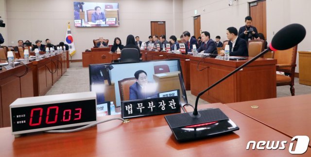 자유한국당 의원들이 10일 서울 여의도 국회에서 열린 법제사법위원회에서 더불어민주당 의원들과 법무부장관이 불출석한 상황에서 검찰인사에 관한 발언을 하고 있다. © News1