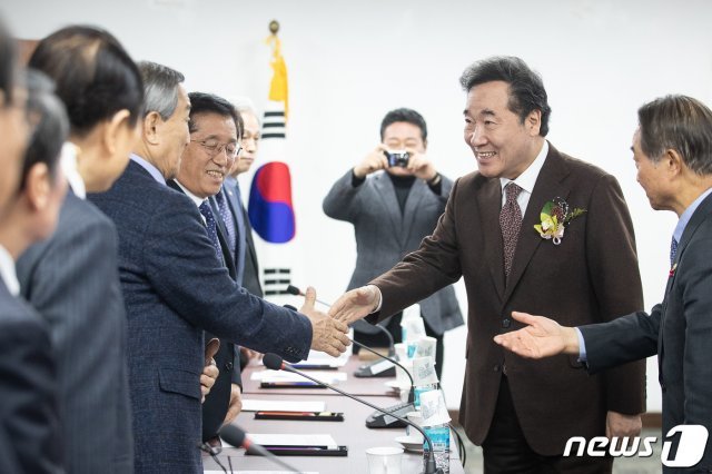 이낙연 국무총리가 10일 서울 종로구 이북5도청을 방문, 관계자들과 인사를 나누고 있다. © News1