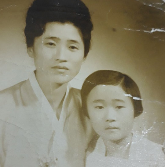 장희선 씨가 50년 넘게 찾고 있는 어머니 김태순 씨와 여동생 희자 씨의 옛 모습. 이 사진은 어머니 김 씨가 1964년 아들 장 씨에게 쓴 편지에 동봉해 보낸 것이다. 장희선 씨 제공