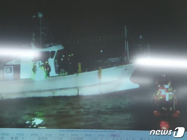 통영 해상 낚시배 침수(통영해양경찰서 제공)© 뉴스1