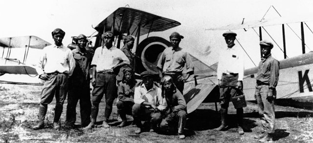 1920년경 윌로스 한인비행학교 학생들이 비행기 앞에서 촬영한 단체사진. 사진 출처 USC Korean American Digital Archive