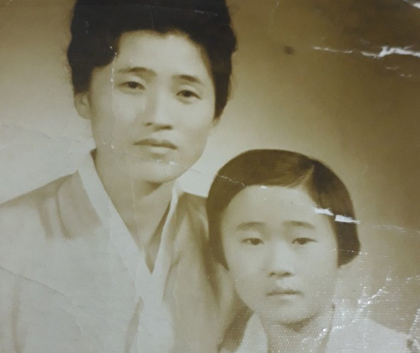 장희선 씨가 50년 넘게 찾고 있는 어머니 김태순 씨와 여동생 희자 씨의 옛 모습. 장희선 씨 제공