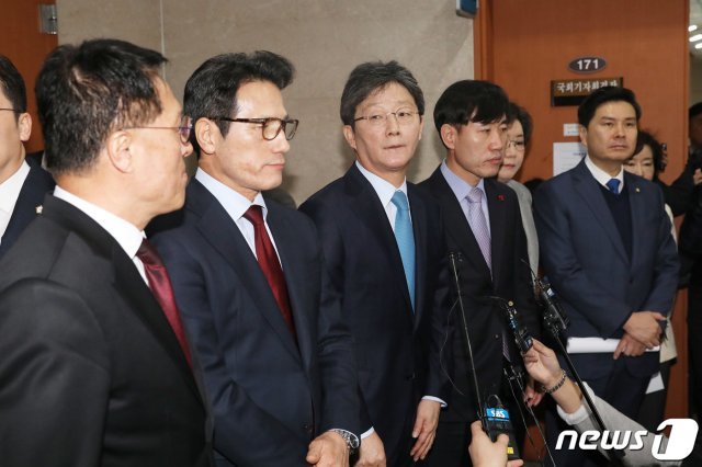 유승민 새로운보수당 인재영입위원장, 하태경 창당준비위원장 등 바른미래당 비당권파 의원 및 참석자들이 3일 오전 서울 여의도 국회 정론관에서 바른미래당 탈당 기자회견을 마치고 취재진의 질문에 답하고 있다.  2020.1.3/뉴스1 © News1