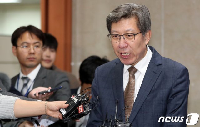 박형준 혁신통합추진위원장이 9일 서울 여의도 국회 정론관에서 혁신통합추진위의 보수 통합 중점사안에 대한 입장을 밝히고 있다. 박형준 위원장이 밝힌 통합 추진에 3대 키워드는 ‘혁신· 확장·미래’이며, “안철수 전 대표 세력과의 통합을 목표로 한다“고 밝혔다. 2020.1.9/뉴스1 © News1