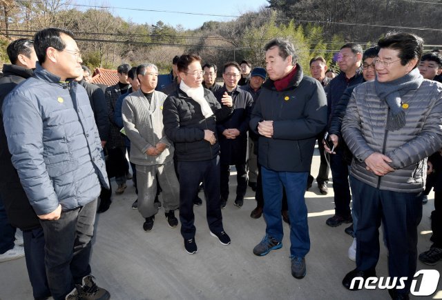 이낙연 국무총리가 11일 태풍 ‘미탁’ 피해를 입은 경북 울진군을 찾아 이철우 경북도지사로부터 피해 복구 상황을 듣고 있다. 이 총리의 경북 방문은 최근 2주일 사이 세번째다.(경북도 제공)