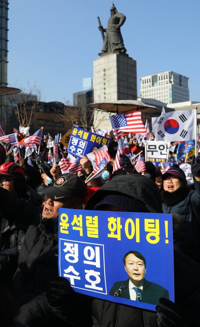대한민국 바로세우기 국민대회 참가자들이 11일 오후 서울 종로구 광화문 광장에서 윤 총장을 옹호하는 피켓을 들고 있다.