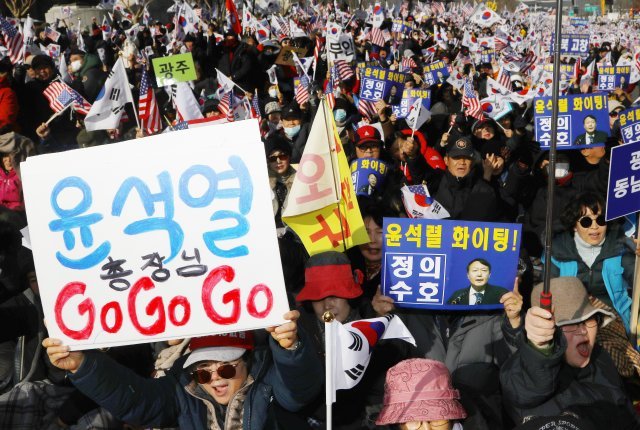 대한민국 바로세우기 국민대회 참가자들이 11일 오후 서울 종로구 광화문 광장에서 윤석열 검찰총장을 응원하는 피켓을 들고 있다.