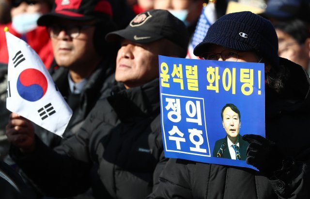 대한민국 바로세우기 국민대회 참가자들이 11일 오후 서울 종로구 광화문 광장에서 윤 총장을 옹호하는 피켓을 들고 있다.