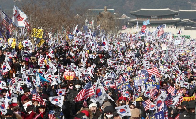 대한민국 바로세우기 국민대회 참가자들이 11일 오후 서울 종로구 광화문 광장에서 태극기와 성조기를 들고 집회에 참석해 있다.
＜송은석기자 silverstone@donga.com＞