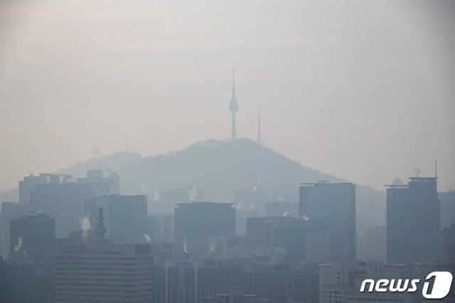 대기정체로 수도권 등 일부지역에 미세먼지 예보등급이 ‘나쁨’을 나타낸 지난 10일 서울 도심이 뿌옇다. © News1