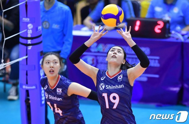 한국 여자 배구 대표팀 이다영이 12일 태국 나콘라차시마에서 열린 2020 도쿄올림픽 아시아 예선 태국과의 결승전에서 토스하고 있다.  (국제배구연맹 제공)