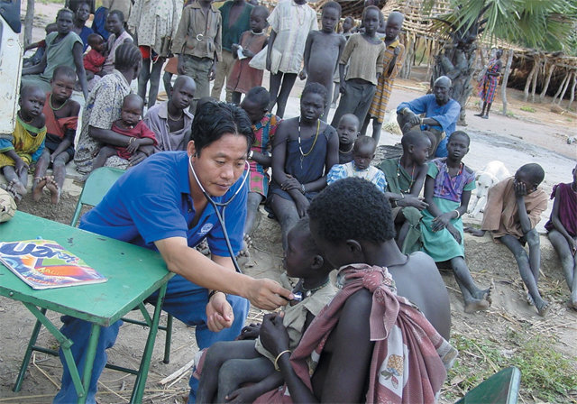 남수단 톤즈에서 진료하고 있는 생전의 이태석 신부. 무비스트 제공