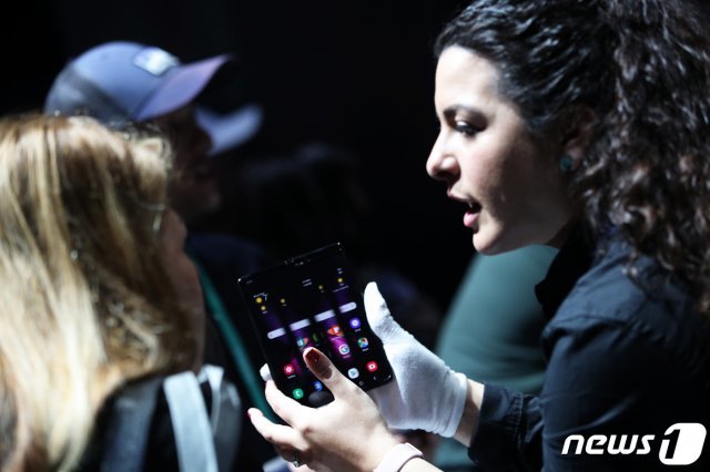 국제가전전시회 ‘CES 2020’(Consumer Electronics Show)이 막을 올린 7일 오전(현지시간) 미국 네바다주 라스베이거스 컨벤션센터에 마련된 삼성 전시장에서 ‘갤럭시 폴드’를 살펴보고 있다. © News1