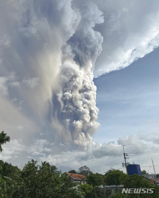 필리핀 타가이타이에서 12일 인근 탈 화산이 분출하면서 화산재가 치솟고 있는 모습이 보이고 있다. [타가이타이=AP/뉴시스]
