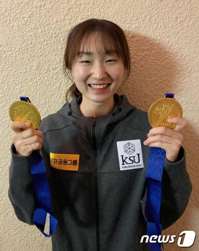 최민정이 국제빙상경기연맹(ISU) 4대륙 선수권대회 여자 1500m, 500m 금메달을 들어보이고 있다.(올댓스포츠 제공)