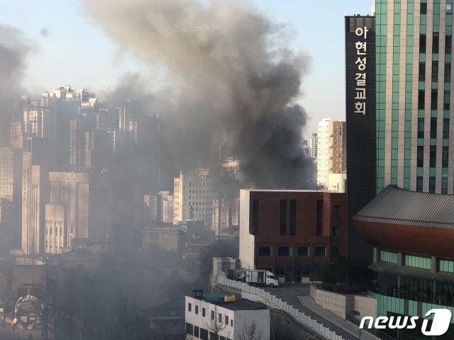 13일 오전 서울 서대문구 북아현동의 한 단독주택에서 화재가 발생해 1명이 숨졌다. (독자 제공) 2020.1.13/뉴스1 © News1