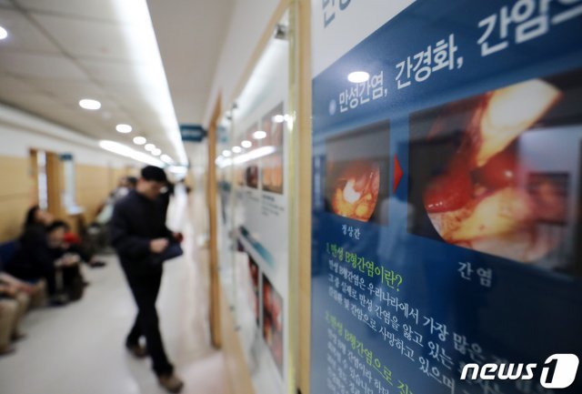 경기도 수원시 팔달구의 한 병원에서 A형간염 환자들이 진료를 기다리고 있다./뉴스1 © News1