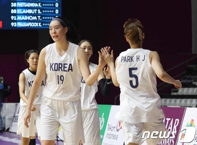 2018 자카르타·팔렘방 아시안게임 여자농구 대표팀에 선발됐던 박지수(왼쪽)와 박혜진. /뉴스1 © News1