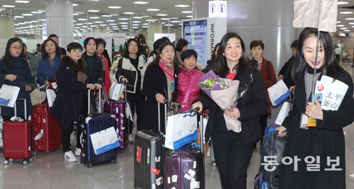 7일 대규모 인센티브 투어로 한국에 온 중국 건강식품·보조기구 제조사 이융탕 임직원들이 10일 오후 서울 용산구 신라아이파크면세점에서 쇼핑을 하고 있다. 5000명에 달하는 이융탕사의 대규모 인센티브 투어에 이어 중국 전역에서 출발하는 3500명 규모의 단체 수학여행단이 2월 초까지 한국을 방문하는 등 ‘금한령’의 빗장이 조금씩 풀리고 있다. 동아일보DB