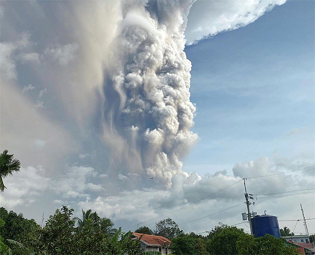 화산재 내뿜는 필리핀 탈 화산 필리핀 수도 마닐라에서 약 70km 떨어진 루손섬의 탈 화산이 12일 
굉음과 함께 폭발했다. 탈 화산은 이날 새벽 15km에 달하는 화산재 기둥과 수증기를 내뿜으며 폭발해 약 11시간 동안 3차례 
지진을 일으켰다. 당국은 인근 지역 주민과 관광객 1만6000여 명을 대피시키고 화산 경계등급을 ‘위험한 수준의 폭발이 수시간 
또는 수일 내로 일어날 수 있음’을 뜻하는 4단계로 격상했다. 위험지역인 반경 17km 이내에는 45만 명이 거주하는 것으로 
추정된다. 타가이타이=AP 뉴시스