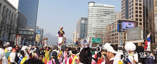 인천 서구를 기반으로 풍물 대중화 활동을 펼치고 있는 풍물패 더늠이 지난해 서울 광화문광장에서 열린 3·1절 100주년 기념행사에서 거리 풍물을 선보였다. 물패 더늠 제공