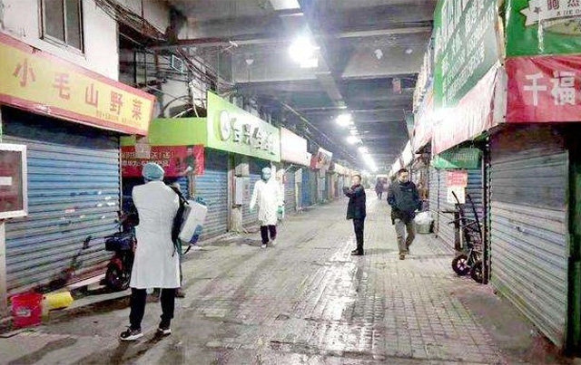 중국 후베이성 우한시 화난 수산도매시장에서 방역 작업을 벌이는 모습. 우한=뉴시스