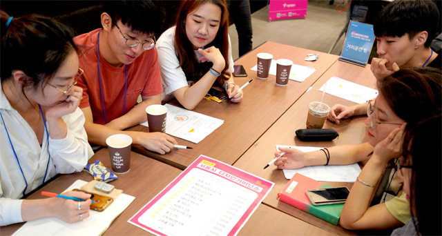 서울시 ‘디자인 거버넌스’에 참여해 맡은 프로젝트에 대해 논의하고 있는 시민들. 시민들이 직접 참여해 문제 해결 방안을 제시할 수 있다. 서울시 제공