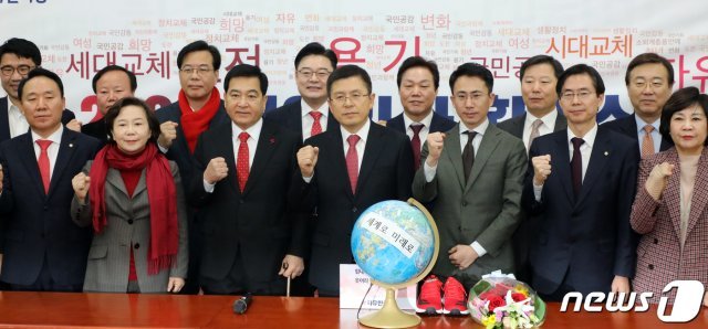 자유한국당 지도부가 지난 13일 서울 여의도 국회에서 열린 2020 인재영입 환영식에서 파이팅을 외치고 있다. © News1