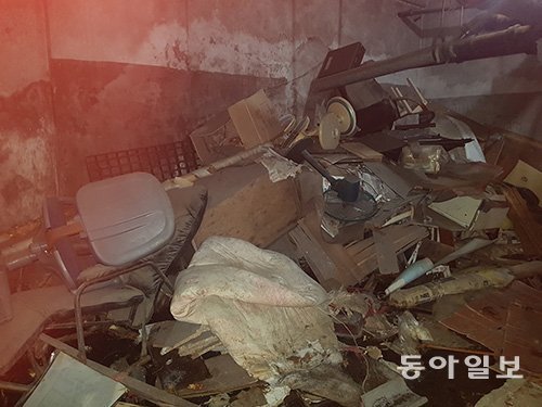 서울 강남구 대치동 은마아파트의 한 동 지하실에 의자, 책상, 인형 등 생활쓰레기가 버려져 있다.