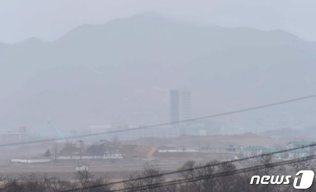 7일 오전 경기도 파주 DMZ내에 위치한 대성동 마을회관 옥상에서 본 북한 기정동 마을 넘어 보이는 안개 낀 개성공단. © News1 사진공동취재단